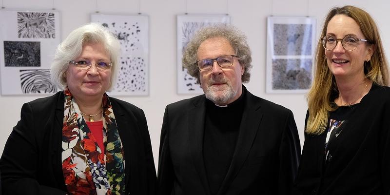 Schulleiterin Monika Burbaum mit Weihbischof Rolf Steinhäuser und Schulleiterin der Realschule, Monika Schäfers (v.l.n.r.)