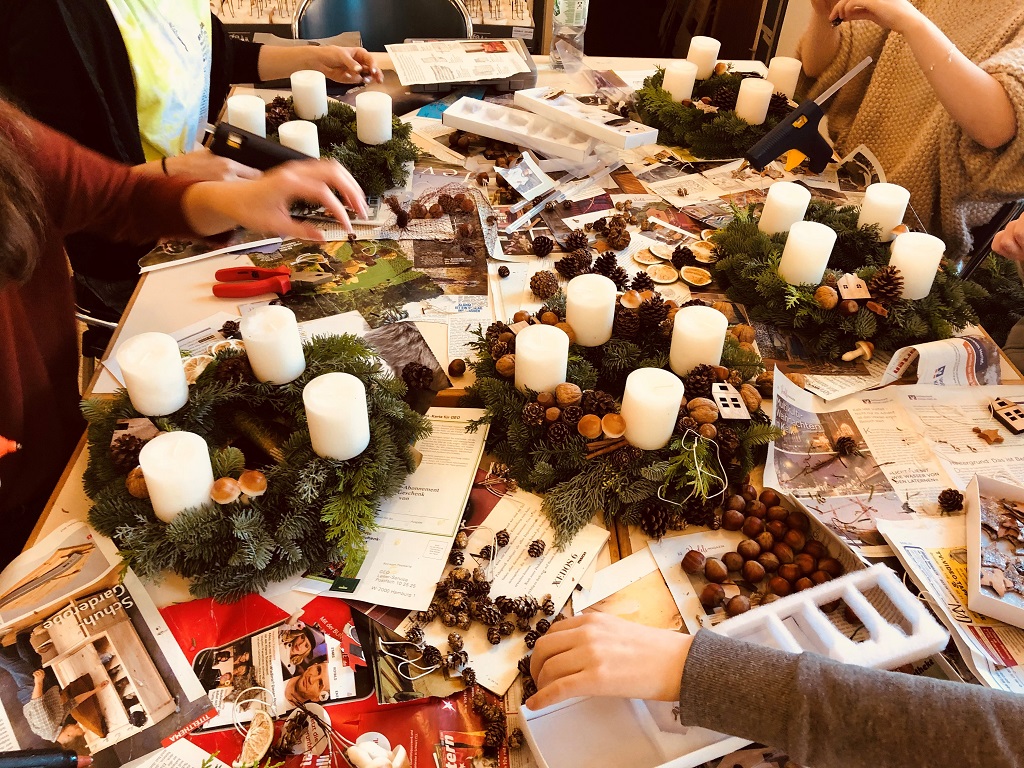 Selbstgebastelte Adventskränze, Vogelhäuser und Insektenhotels für einen guten Zweck