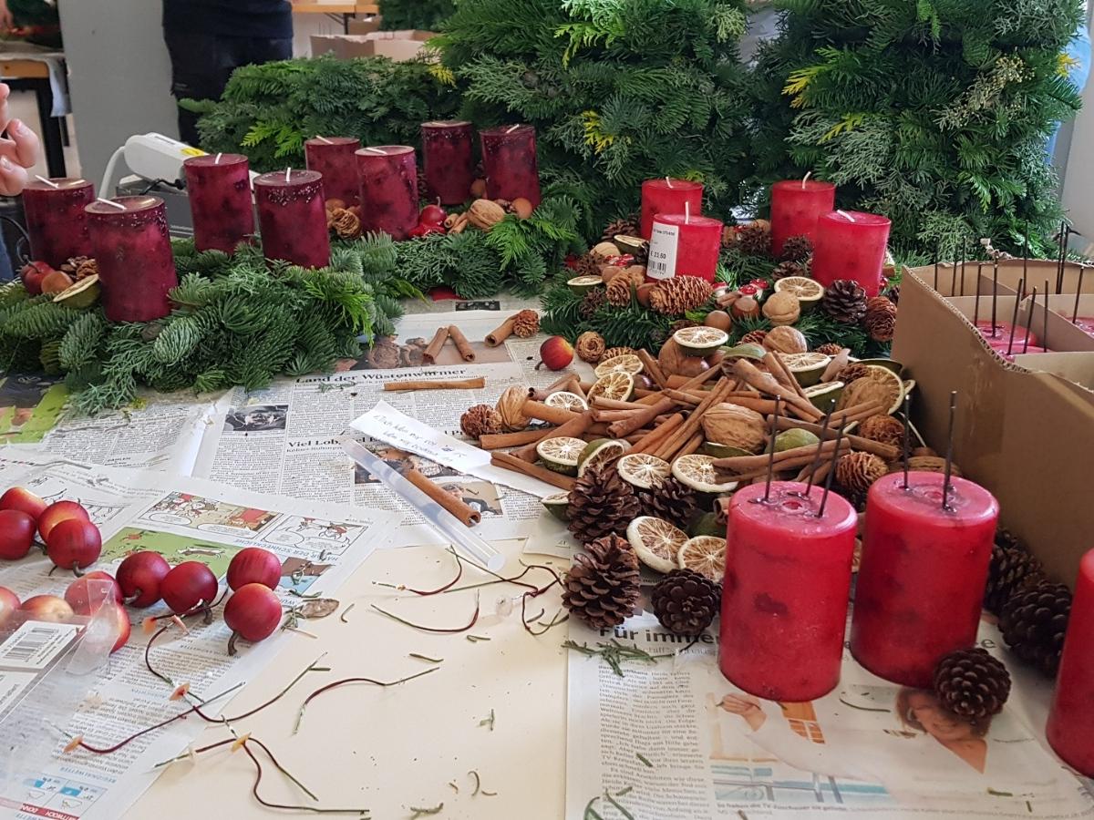 Basteln von Adventskränzen am Ursulinengymnasium