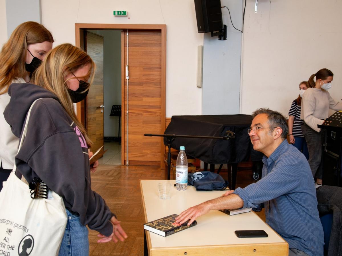Navid Kermani spricht mit den Schülerinnen und Schülern der Q1 über sein neues Buch