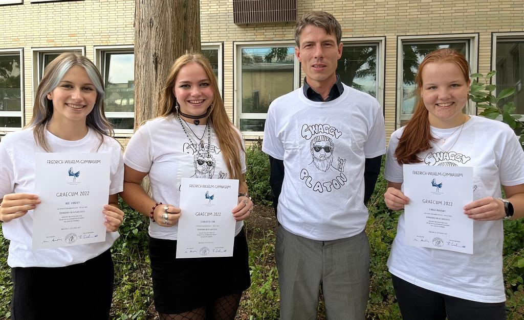 Noe Vondey, Charlotte Lyon, Dr. Sindermann (FWG) und Linda Wiebers (v.l.n.r.)
