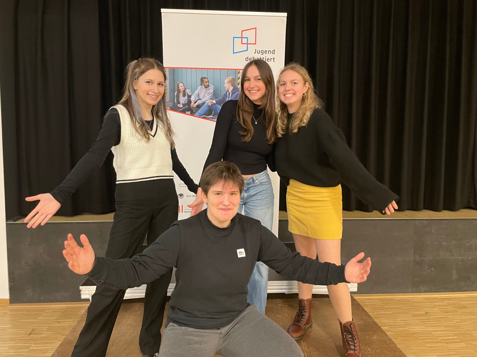 Altersgruppe 2: Noe Vondey (Q2), Maya Nikolai (Q1), Hannah Kosmalla (Q1) sowie unsere Schülerjurorin Emma Kosmalla (Q2) (v-l.n.r.)