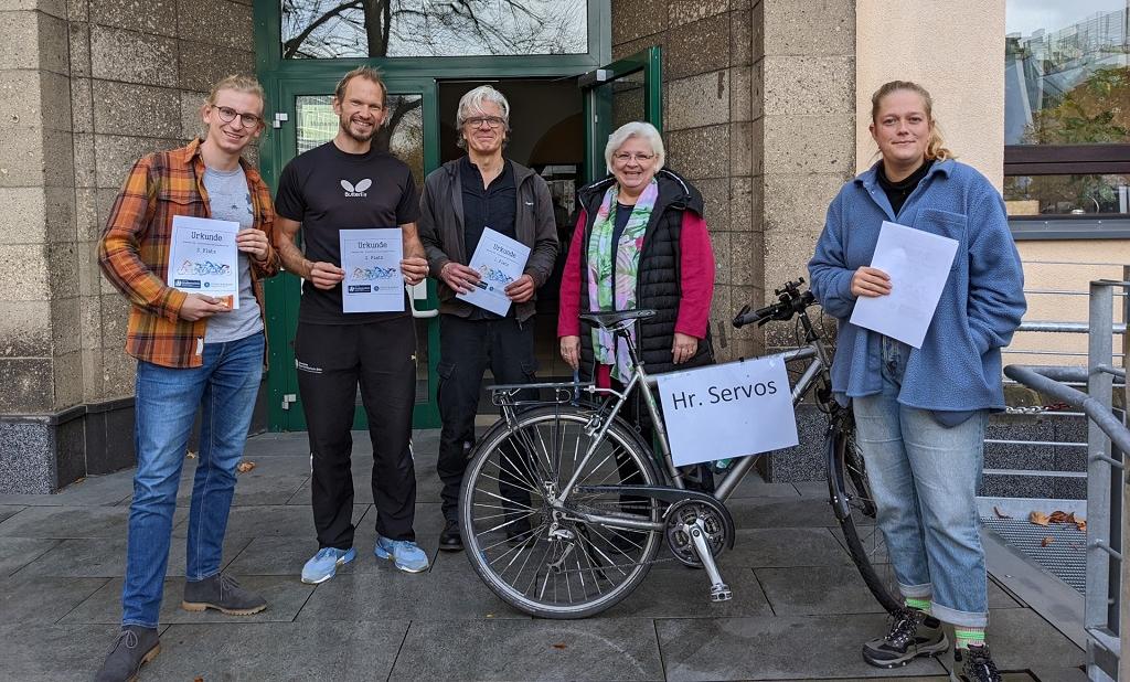 Lars Möhring, Christoph Weber, Adrian Lehnigk, Monika Burbaum, Raimund Servos (vertreten durch seinen Drahtesel) und Lisa Bartella (v.l.n.r.)