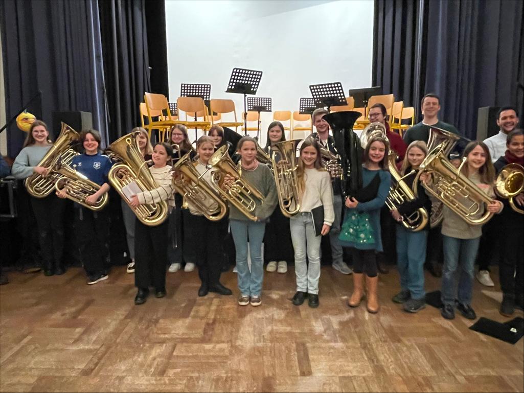 TubaChristmas am Ursulinengymnasium – Ein Fest der tiefen Klänge