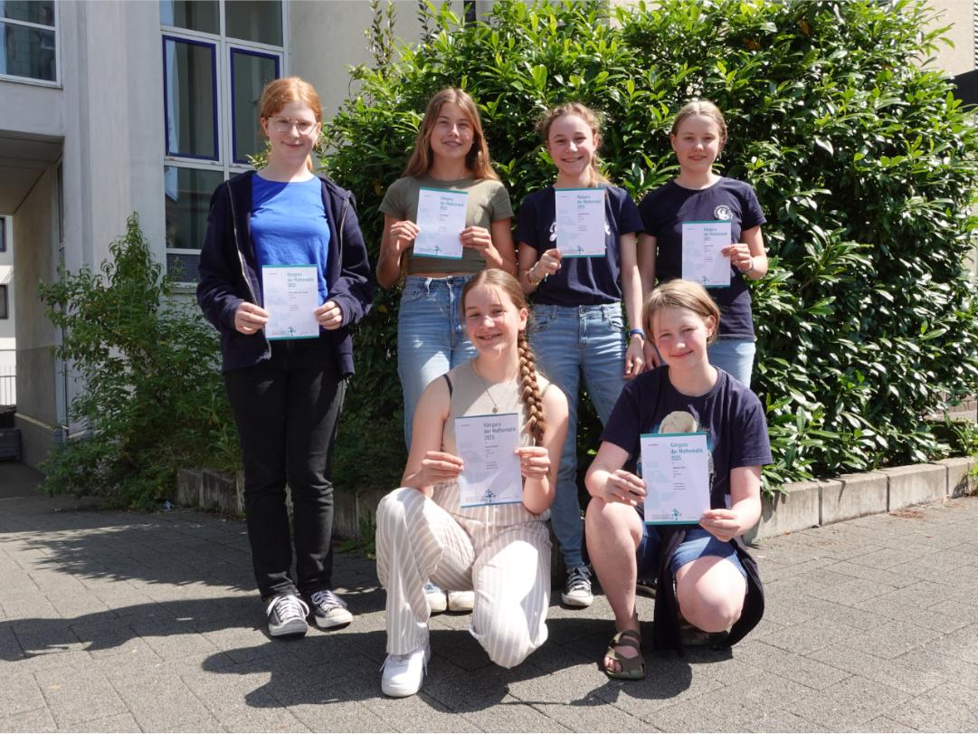 hinten, v.l.n.r.: Malin Horstrup, Lena Bamberg, Annabelle Simons, Katharina Tipp; vorne, v.l.n.r.: Emma Gebhard und Katharina Beck