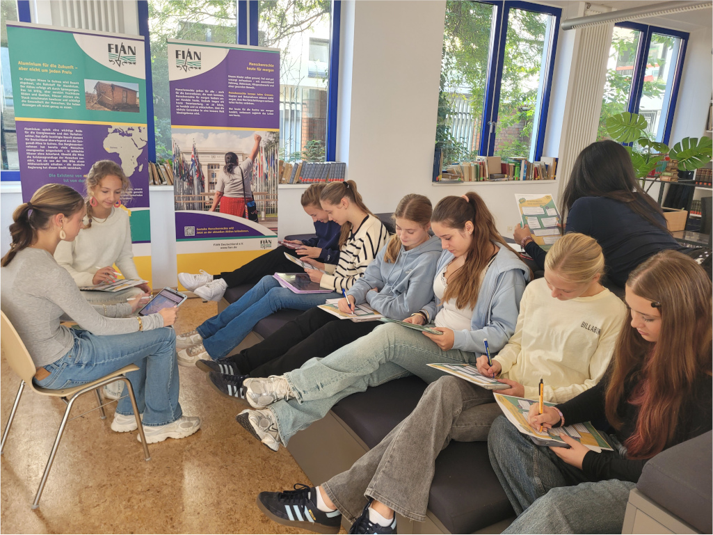 Schülerinnen der Klasse 9c gehörten in der vergangenen Woche zu den ersten Besucherinnen der Ausstellung „Mit Menschenrechten unsere Zukunft gestalten“ von FIAN Deutschland e.V.