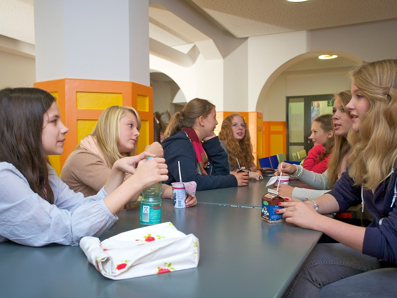 Die Cafeteria bietet kleine Snacks für Zwischendurch