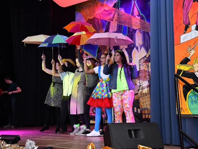 Kostüme, Freude, strahlende Gesichter - Brauchtum an der Ursulinenschule