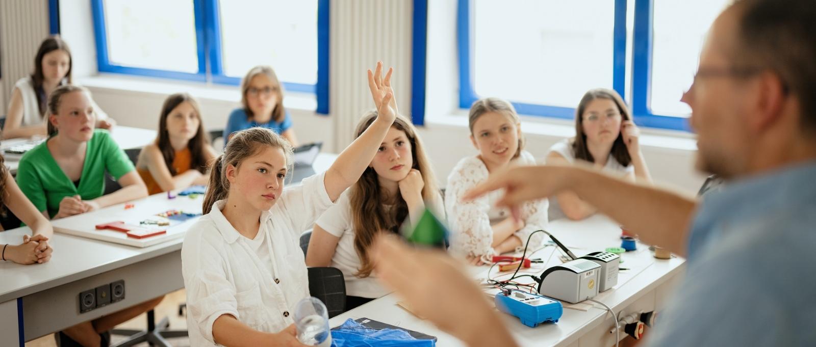 „Mit vierundzwanzig Jahren reichte ich meine Promotion in Mathematik ein. Ich wusste: Das hatte ich meinen Lehrkräften in den Mädchenschulen zu verdanken, die mich jenseits aller gängigen Klischees bestmöglich gefördert hatten.“