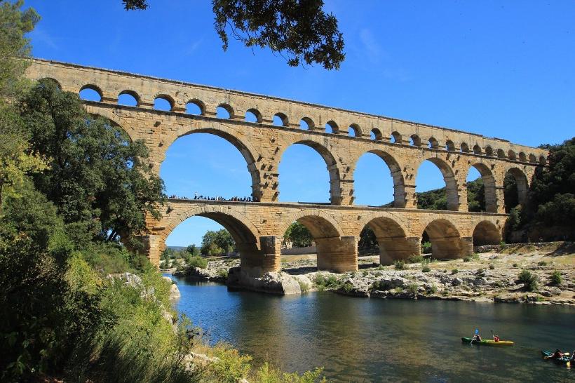 Der Pont du Gard ist ein römischer Aquädukt im Süden Frankreichs